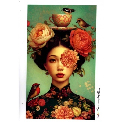 Retrato artístico de mulher com flores e pássaros