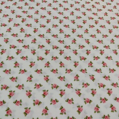 tecido branco com padrão floral rosa e verde
