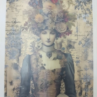 Imagem vintage de mulher com flores e borboletas na cabeça em quadro decorativo.