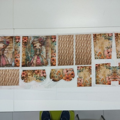 Folhas para recorte com desenhos de bonecas vintage, flores e padrões de palha em várias cores