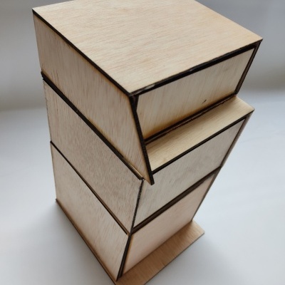 Estrutura vertical em madeira clara com cubos empilhados e cortes biselados