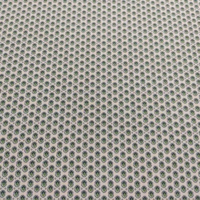 Tecido branco com padrão repetitivo de pequenos círculos pretos e verdes