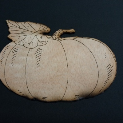 Decoração de madeira em forma de abóbora com folha e caule