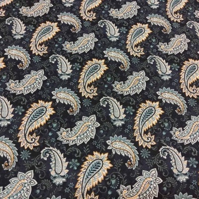 Tecido preto com padrão de folhas e paisley em bege, azul claro e castanho