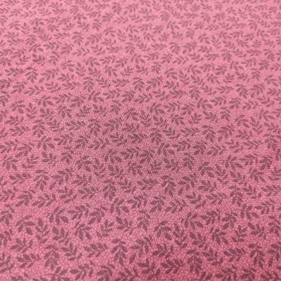 Tapete rosa com padrão de folhas pequenas em tom escuro