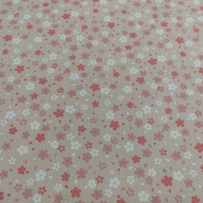 Tecido bege com padrão de pequenas flores vermelhas, rosas e brancas