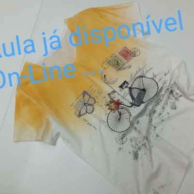 Aula T-shirt com tintas de spray, transfer e stencil Ref. : 230606