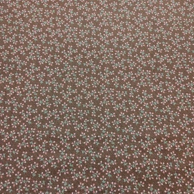 tecido marrom com padrão de flores pequenas brancas e rosas