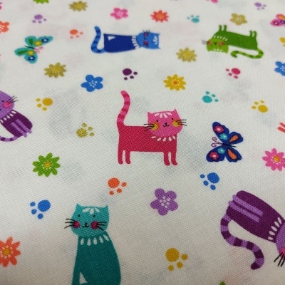 Tecido branco com padrão colorido de gatos, borboletas, pegadas e flores