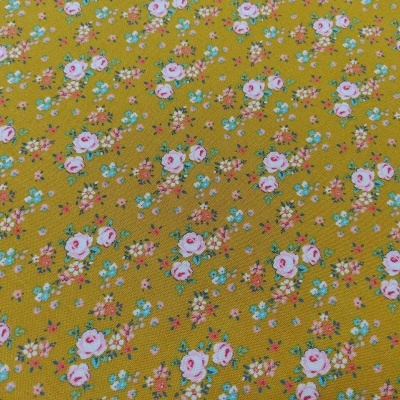 Tecido amarelo com padrão floral rosa e azul