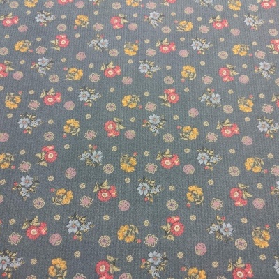 Tecido cinzento com pequenas flores coloridas em padrão repetido