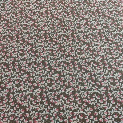 Tecido padrão floral branco e rosa sobre fundo castanho