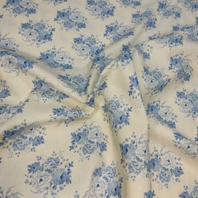 Tecido floral azul sobre fundo bege