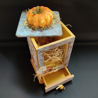 Caixa decorativa de madeira envelhecida azul e amarela com tampa e abóbora decorativa