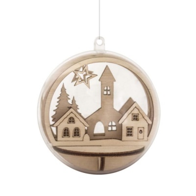 Enfeite natalício redondo transparente com interior de madeira cortada a laser com casas, igreja, árvores e estrela