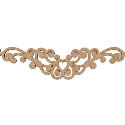 Barra decorativa de madeira com arabescos e coração central