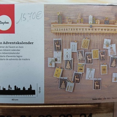 Caixa de calendário de advento de madeira com ilustrações natalícias e números