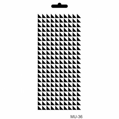 produto com padrão de triângulos pretos sobre fundo branco e etiqueta superior preta