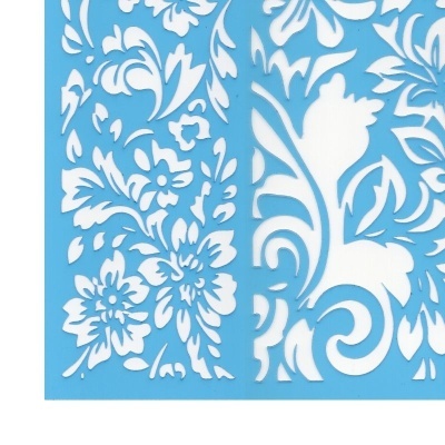 Stencil plástico azul com desenho floral e ornamentais recortados