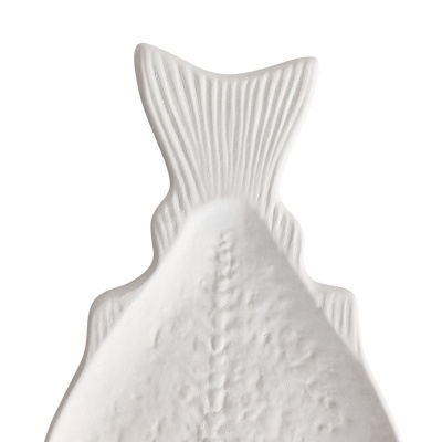 Prato decorativo branco em forma de peixe com textura