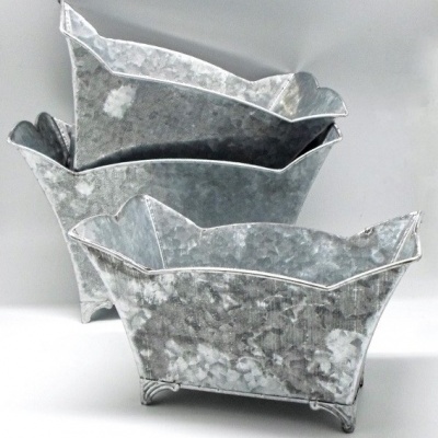 Três vasos decorativos de metal galvanizado cinza marmoreado em superfície branca