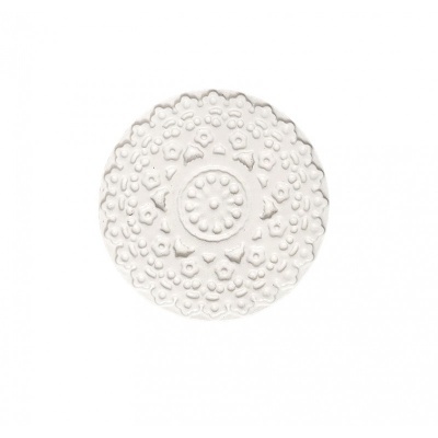 Aro decorativo circular branco em gesso com padrão em relevo