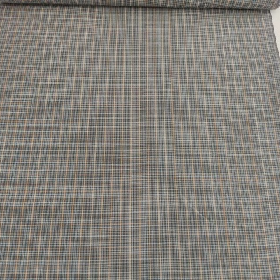 tecido em padrão xadrez azul, laranja e branco sobre fundo cinza em rolo