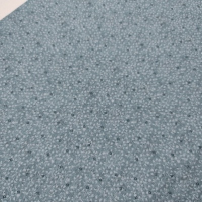 Tecido azul claro com bolinhas brancas e cinzentas