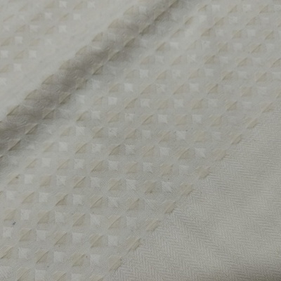 Tecido branco com padrão geométrico em relevo