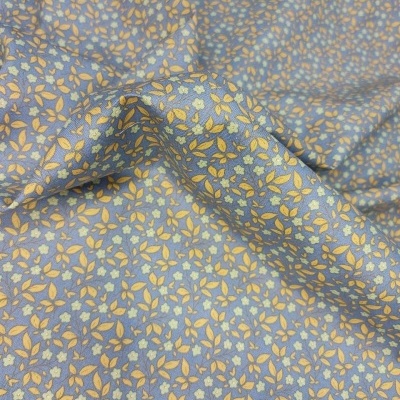 tecido azul claro com padrão floral amarelo e azul claro