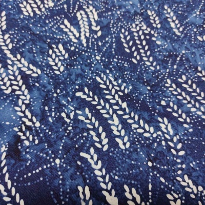 Tecido azul com padrão decorativo branco de ramos e pontos