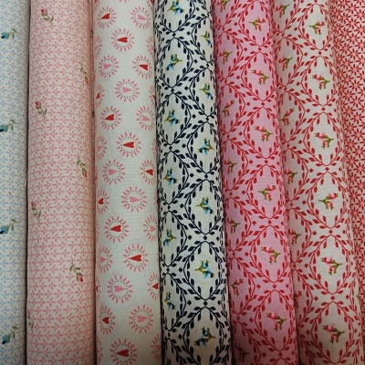Rolos de tecido coloridos com padrões florais e geométricos