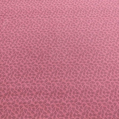 Tecido rosa com padrão floral castanho pequeno