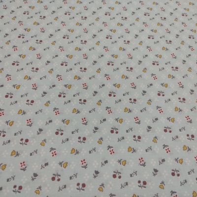 Tecido cinzento claro com padrão de pequenas flores coloridas