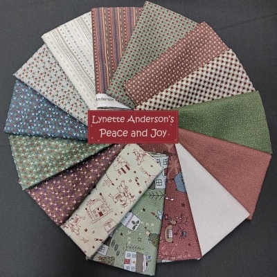 tecidos coloridos com vários padrões e etiqueta Lynette Anderson's Peace and Joy