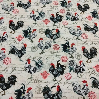 Tecido estampado padrão com galos, textos e selos decorativos em cores preto, vermelho e bege