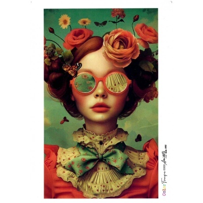 Jovem artística com óculos rosados, flores no cabelo e roupa vintage colorida num fundo verde.