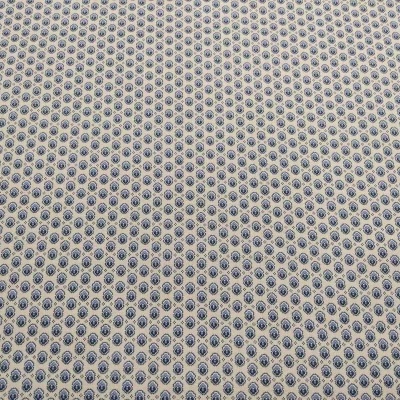 Tecido azul e branco com padrão decorativo repetitivo