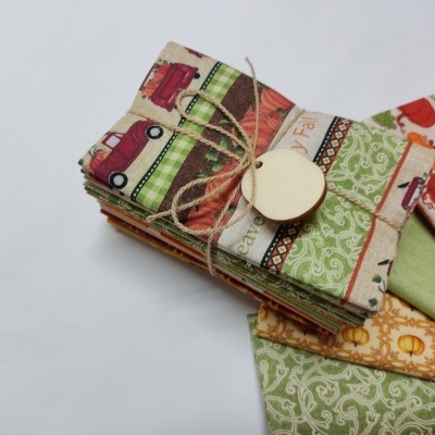 Conjunto de tecidos estampados e amarrados com corda