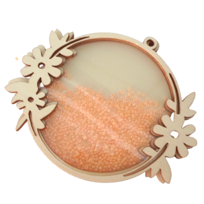 Pendente redondo de madeira clara com flores decorativas e miçangas cor de pêssego dentro