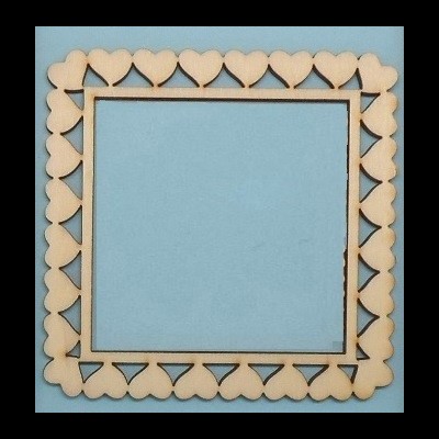 Moldura quadrada de madeira com padrão de corações e fundo azul
