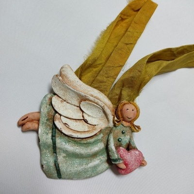 Figura decorativa de anjo em cerâmica com vestido verde e asas brancas