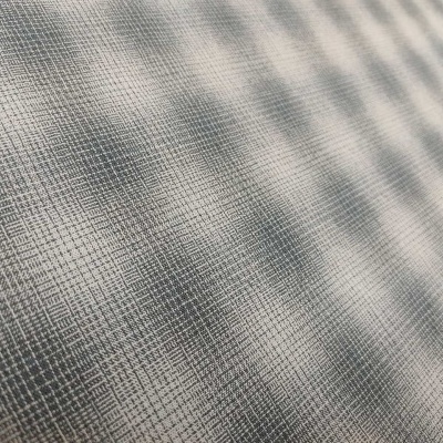 Superfície texturizada em padrão de linhas finas cruzadas em tons de cinza e preto