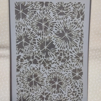 Stencil plástico cinza com padrão decorativo