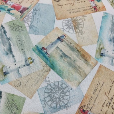 tecido com padrão de postais antigos de faróis e bússolas em tons azuis e bege