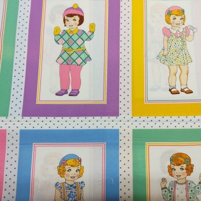 Tecido estampado com bonecas vintage em molduras coloridas sobre fundo branco com pontos coloridos