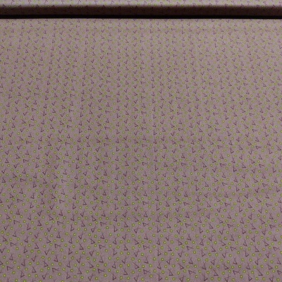 Rolo de tecido rosa com padrão de pequenas flores amarelas e roxas