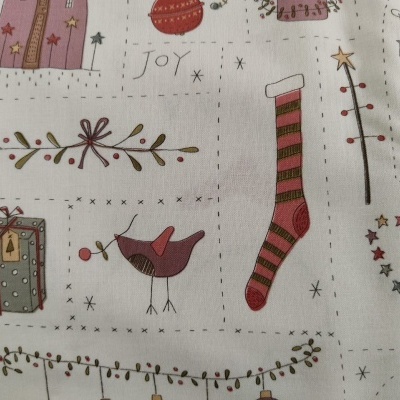 Tecido com padrão natalício colorido e texto 'JOY' e 'LOVE'