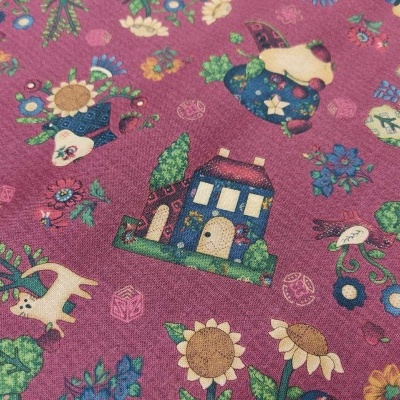 tecido estampado cor de rosa com padrões coloridos de casas, flores e animais