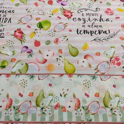 tecido estampado com frutas e textos em português